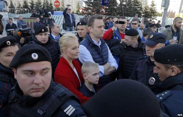 Алексей Навальный с женой и сыном на митинге против реновации