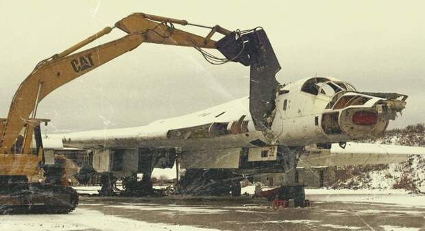 Распиливание одного из Ту-160 в Прилуках, американским Caterpillar. Фото из открытых источников.