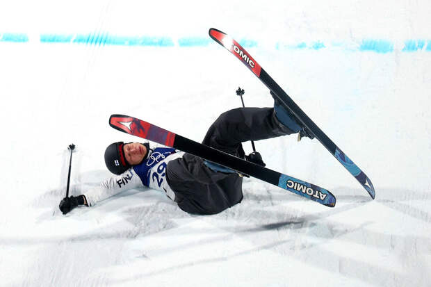 Финского фристайлиста Лаюнена унесли на носилках после серьезного падения на ОИ