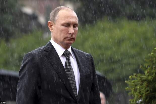 22 июня в День памяти и скорби В. Путин попал под сильнейший ливень