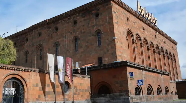 Пил или не пил: что стоит за легендой о любви Черчилля к армянскому коньяку