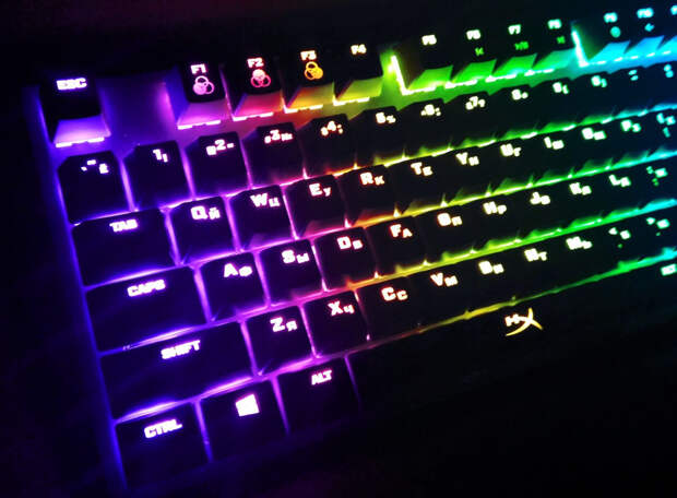 Обзор игровой клавиатуры HyperX Alloy FPS RGB, которая светится 16 миллионами (!!!) разных цветов и стоит 9500 рублей