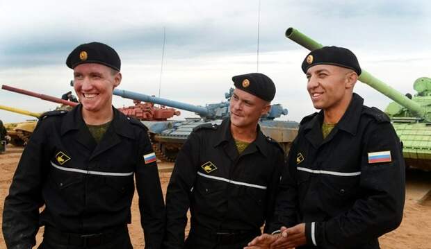 Российским танкистам вернули черные комбинезоны