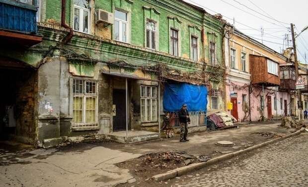 Почти все они расположены в историческом центре города города, города украины, нищета, обратная сторона, разруха, трущобы, украина