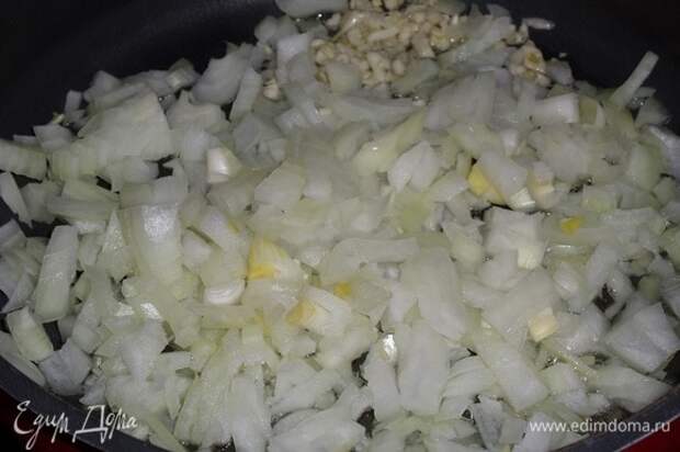 В глубокую сковороду наливаем растительное масло (3 ст. л.). Выкладываем лук и чеснок. Слегка обжариваем.