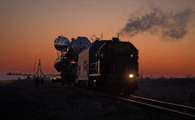 Ракету «Союз» везут на поезде по казахстанской степи на стартовую площадку космодрома Байконур