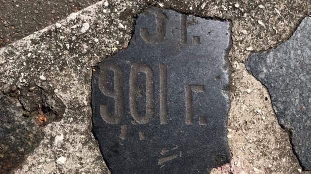 Дорожку из надгробий выложили в Сормовском парке