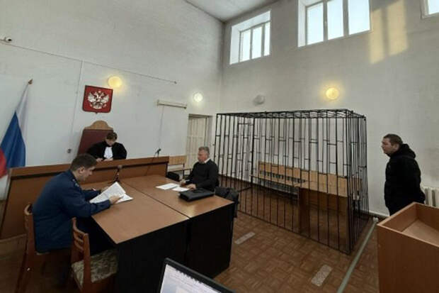 Жителю Свердловской области дали 300 часов общественных работ за свастику на ухе