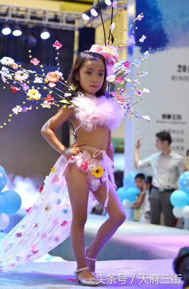 Фотографии девочек-моделей вызвали бурю негодования со стороны пользователей Интернета.