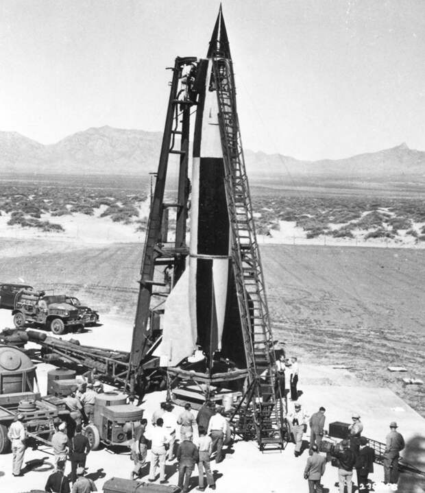 Немецкая баллистическая ракета «Фау-2», захваченная американцами в Германии перед испытательным пуском на полигоне Уайт-Сэндс. Штат Нью-Мексико. США. 10 мая 1946 года. история, люди, мир, фото