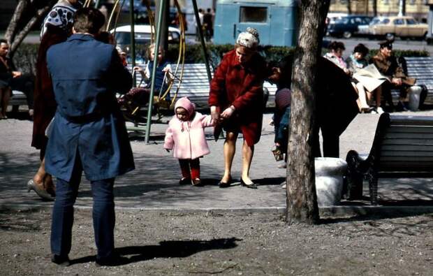 Дети, гуляющие со своими родителями в парке. СССР, 1971 год.