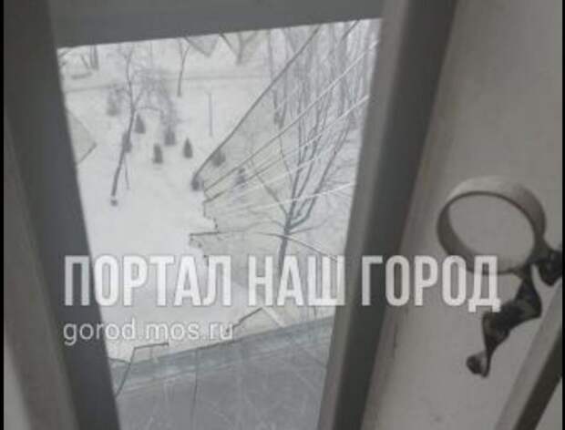 Разбитое окно в доме на улице Хлобыстова прикрыли фанерой