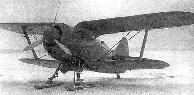 Истребитель И-153 на лыжах Истребитель И-153 на лыжах