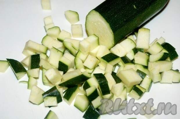 Кабачок нарезать небольшими кубиками.