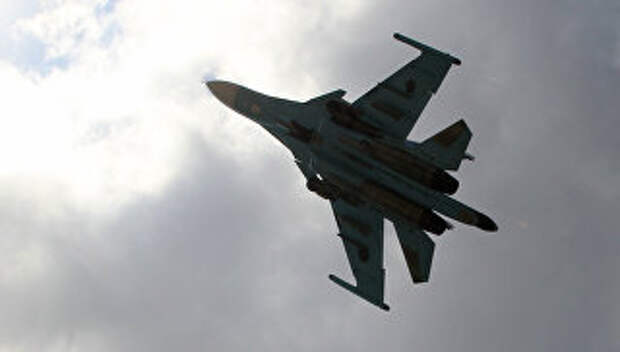 Российский истребитель-бомбардировщик Су-34 взлетает с авиабазы Хмеймим в Сирии