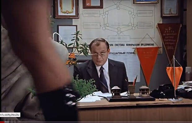 Кадр из фильма Э. Рязанова "Служебный роман", 1977 г.