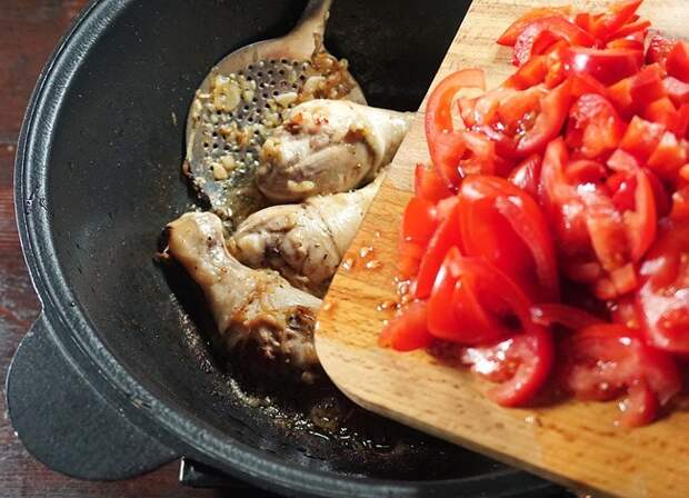 добавление помидоров в жаркое с курицей и нутом