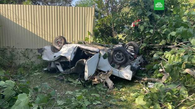 ВАЗ влетел в дерево и перевернулся в Сочи: погибла девушка, 3 человека пострадали