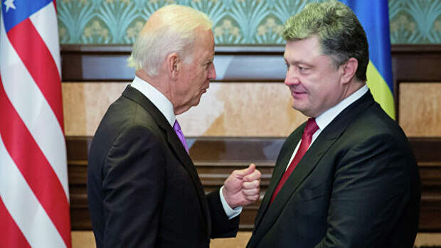 Вице-президент США Джо Байден и президент Украины Петр Порошенко во время встречи в Киеве. 2014 год Вице-президент США Джо Байден и президент Украины Петр Порошенко во время встречи в Киеве. 2014 год