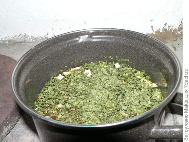 Кастрюля с супом на печке, сушеная сныть добавлена в начале варки.