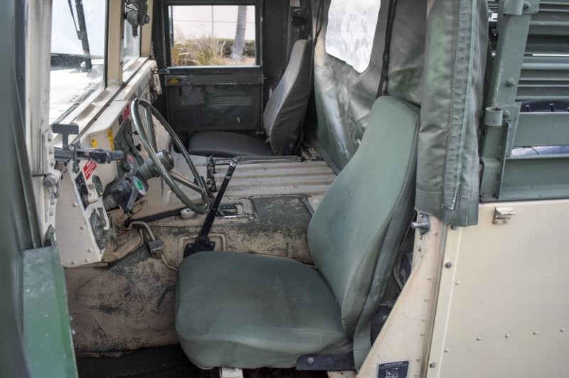 Бывший военный пикап Humvee, предназначенный для использования на дорогах, выставили на продажу