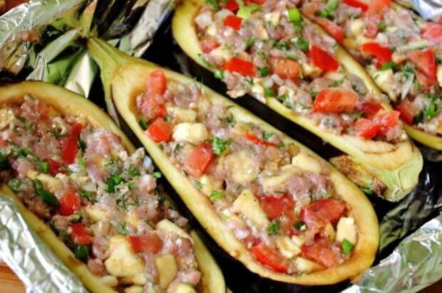Лодочки из баклажанов с мясным фаршем и сыром запеченые в духовке