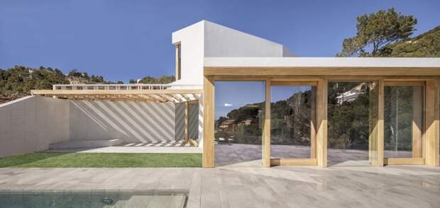 Приморский дом на крутом склоне, Испания