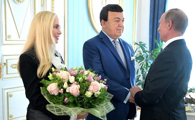 Владимир Путин поздравил Иосифа Кобзона с Днем рождения. Слева – супруга певца Нинель Кобзон.