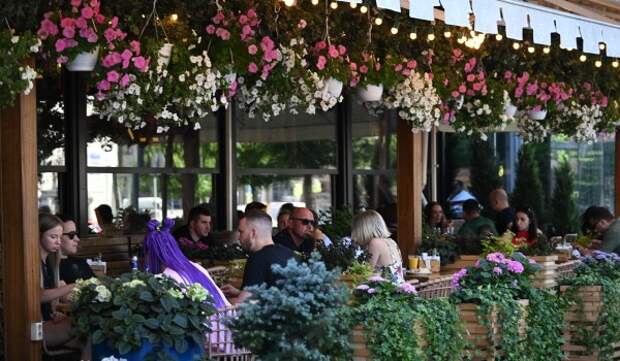 Московским ресторанам рекомендовали закрыть летние веранды из-за непогоды