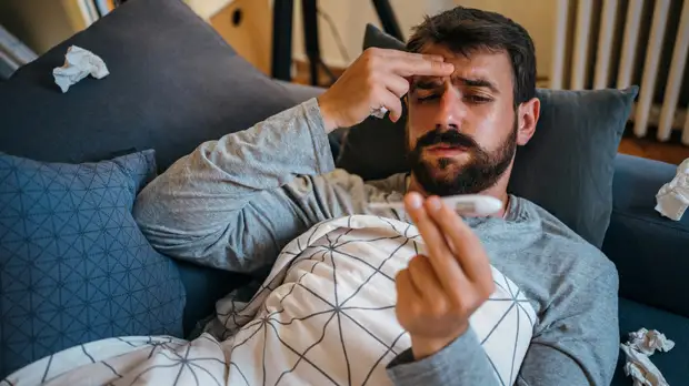 Иммунолог Крючков перечислил основные симптомы при омикрон-штамме