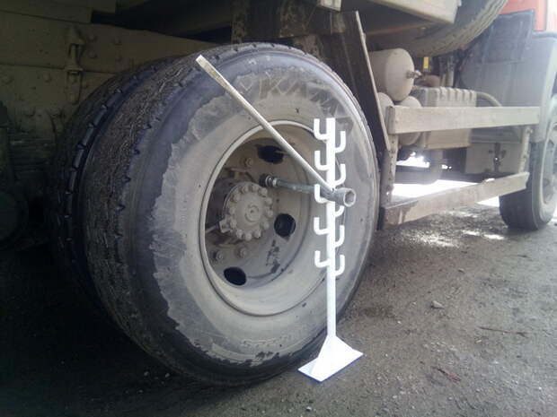 Торированный упор под балонный ключ для облегчения откручивания колёсных гаек грузового автомобиля
