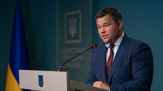 Главу офиса Зеленского сфотографировали спящим на коленях спутницы в аэропорту Сен-Тропе Главу офиса Зеленского сфотографировали спящим на коленях спутницы в аэропорту Сен-Тропе