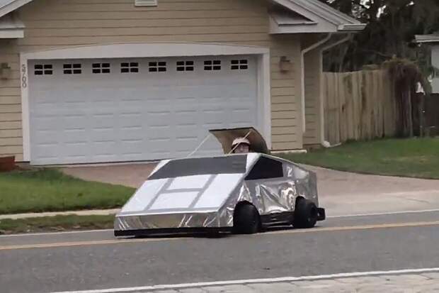 Гонщик построил из карта Cybertruck от Илона Маска