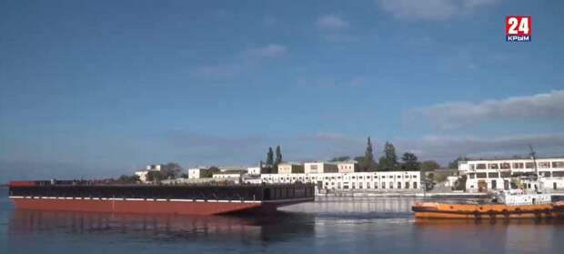 В Севастополе спустили на воду левый борт плавкрана весом 700 тонн