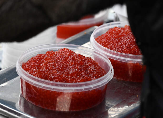 Популярность красной икры в России объяснили