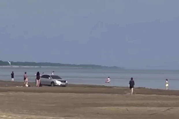 В Бурятии сняли, как водитель на большой скорости катался среди людей по пляжу