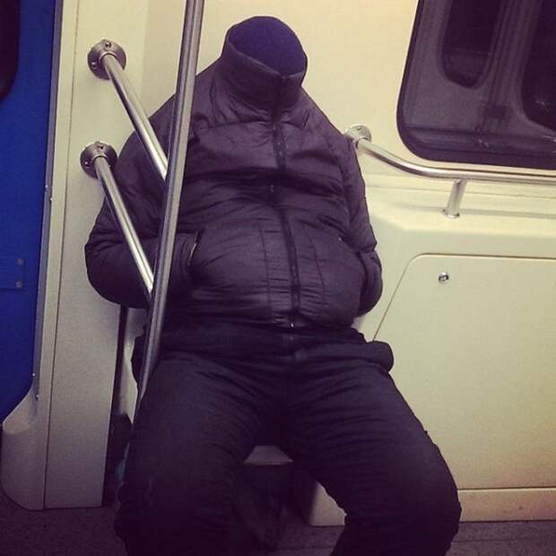 Мужчина закрыл лицо