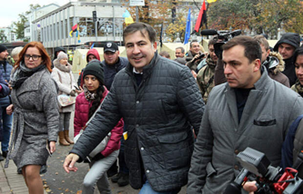 Лидер партии "Рух новых сил" Михаил Саакашвили (в центре)