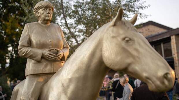 Меркель на коне. Уходящему в отставку канцлеру Германии установили памятник