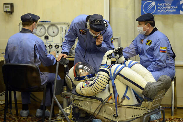 Проверка скафандра перед запуском корабля «Союз ТМА-08М» в космос