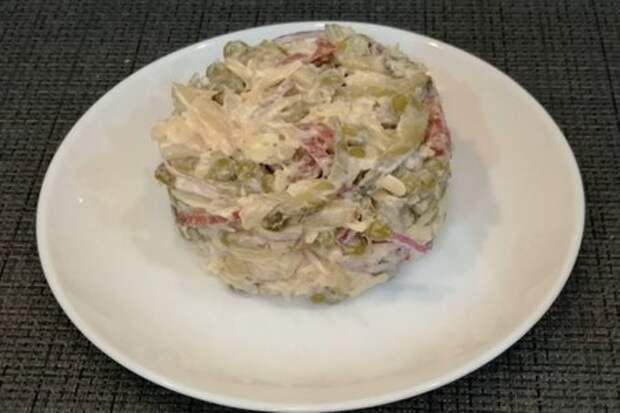 Фото к рецепту: Салат охотничий с копченой колбасой