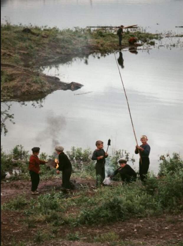 Братск. Мальчики готовят свежую рыбу на берегу