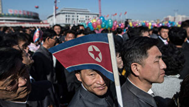 Жители города во время торжественной церемонии открытия нового жилого комплекса на улице Рёмён в Пхеньяне. Архивное фото
