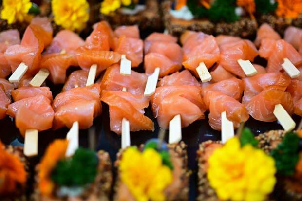 Диетолог Дианова: лосось, печень трески и орехи «прокачают» мозг перед ЕГЭ