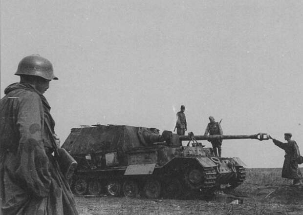 Советские солдаты осматривают подбитую САУ "Фердинанд". Фото: © Военный альбом