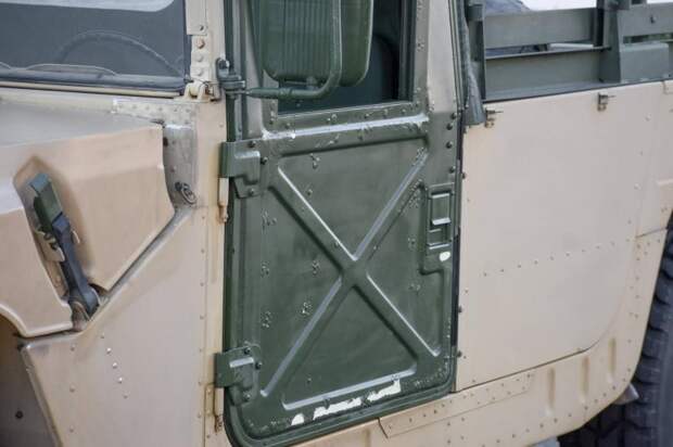 Бывший военный пикап Humvee, предназначенный для использования на дорогах, выставили на продажу