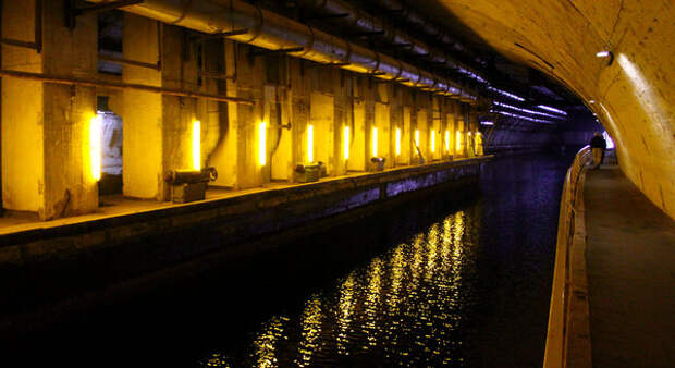 Длина канала достигает 602 метров, ширина 22 метра, и глубина 8 метров