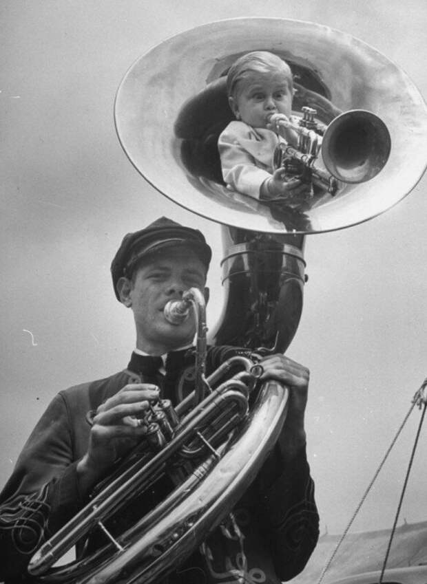 19-лeтний чешский шоумен барон Ричард Новак ростом 53 см и весом 17 кг, игрaет на трубe внутри другой трубы, 1940г. история, ретро, фото