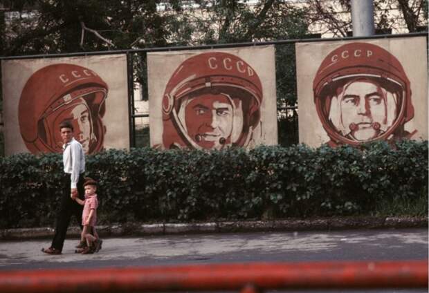 Плакаты с советскими космонавтами