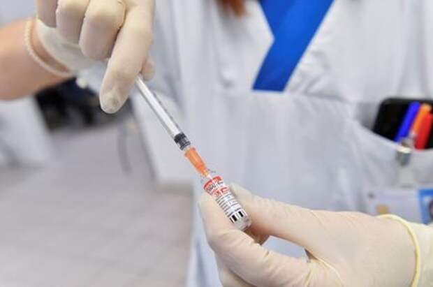 A medical worker prepares to administer the Russian Sputnik V coronavirus disease (COVID-19) vaccine in the Republic of San Marino, March 29, 2021. REUTERS/Jennifer Lorenzini